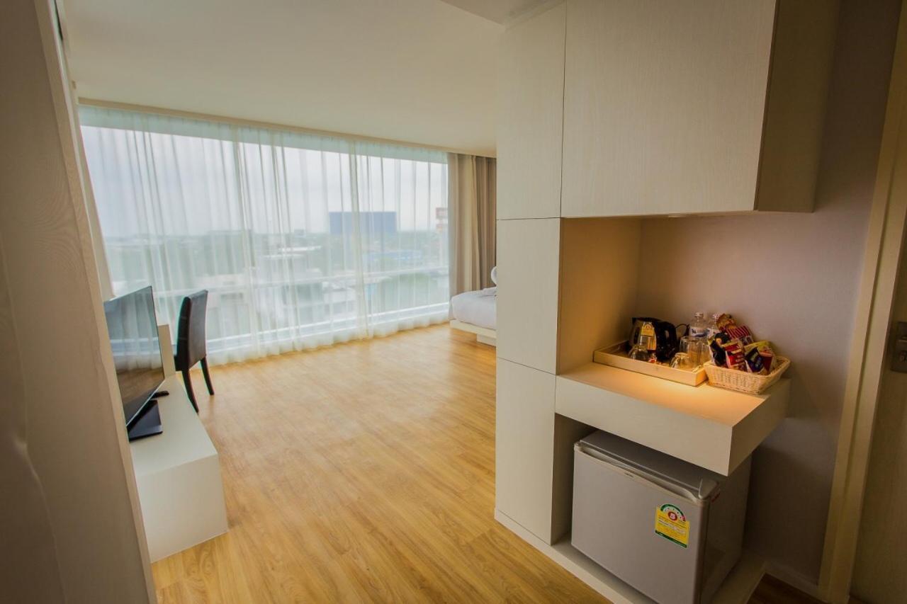 Crystal Hotel Hat Yai Room photo