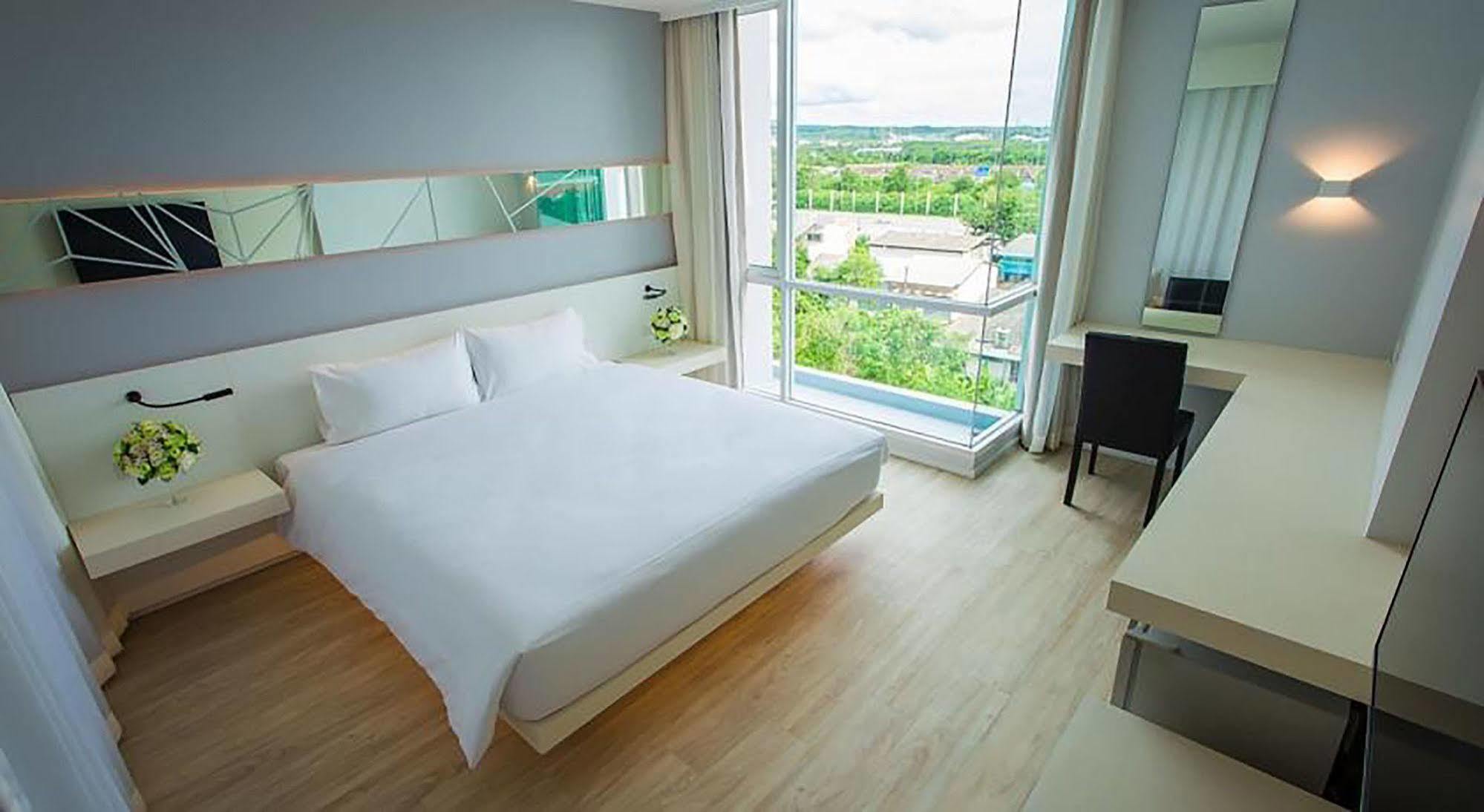 Crystal Hotel Hat Yai Exterior photo